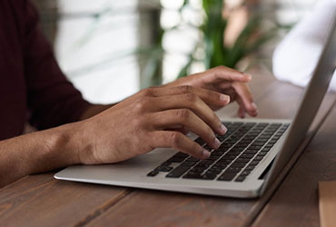 للمعاهد person using macbook